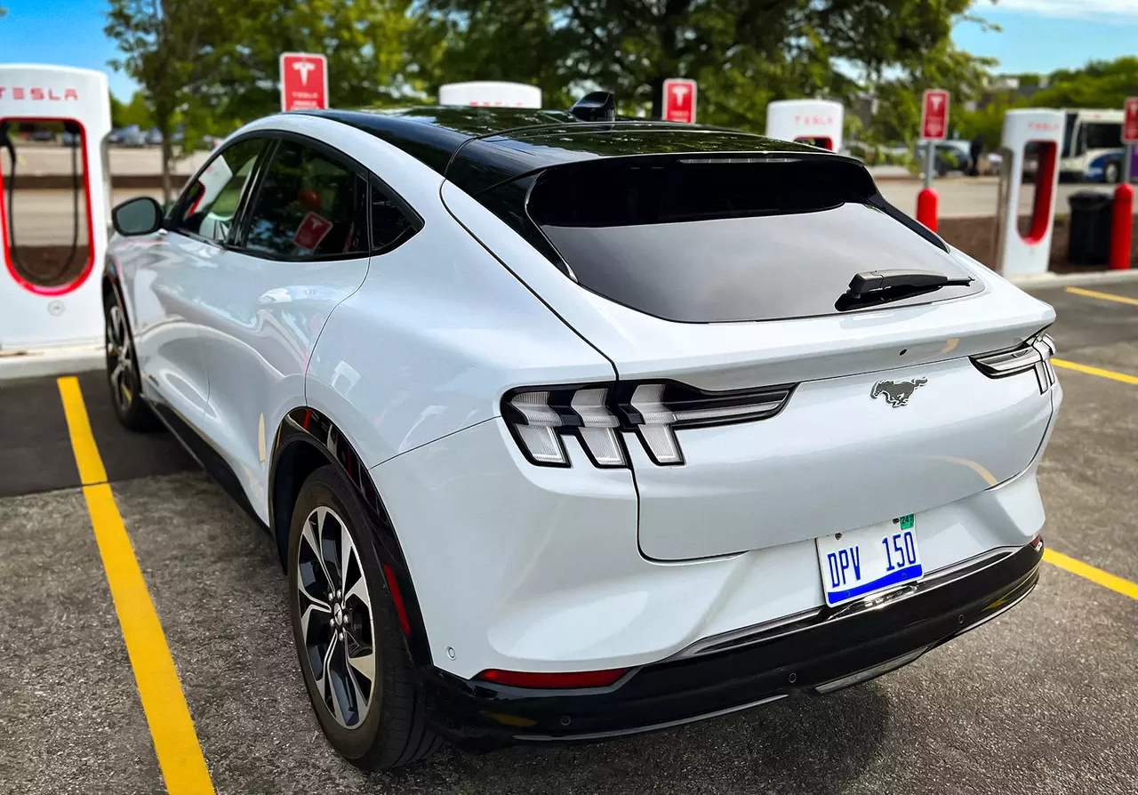 ford_mustang_na_zariadtsi_tesla